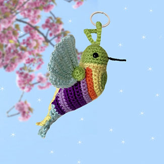 Llavero tejido en forma de colibrí. Llaveros tejidos personalizados. Talykí Taller de Tejidos y diseño textil