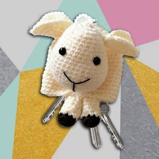 Llavero tejido en forma de oveja. Llaveros tejidos personalizados. Talykí Taller de Tejidos y diseño textil