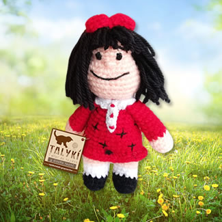 Mafalda tejido en lana. Muñecos tejdos personalizados. Talykí Taller de Tejidos y diseño textil
