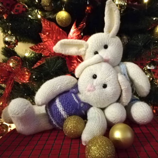 Conejos tejidos dos agujas. Muñecos tejdos personalizados. Talykí Taller de Tejidos y diseño textil