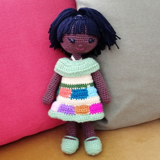 Muñeca con vestido Pollerón en lana. Muñecos tejdos personalizados. Talykí Taller de Tejidos y diseño textil
