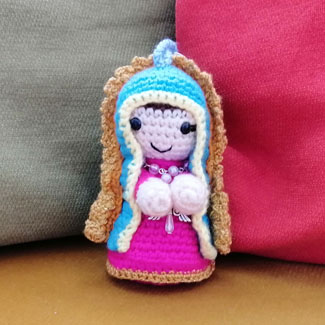 Virgen María tejida en lana. Muñecos tejdos personalizados. Talykí Taller de Tejidos y diseño textil