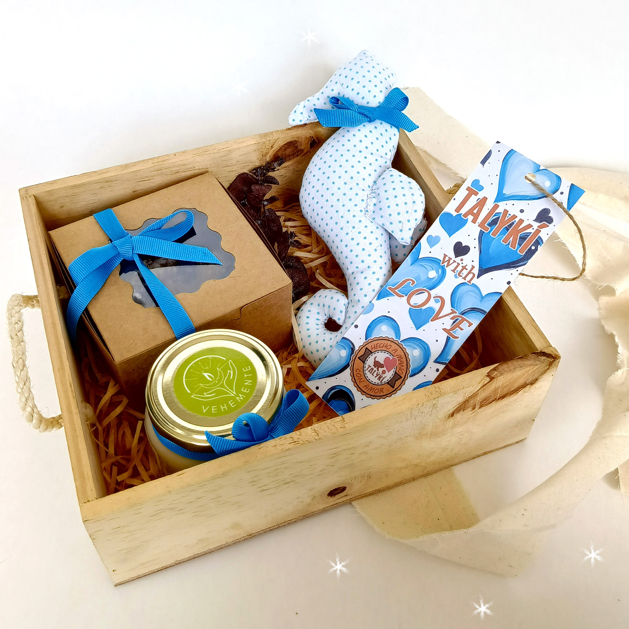 Regalo sorpresa, caja con torta artesanal, caja con vela artesanal, regalos corporativos, regalo con muñeco personalizable, kit de regalo, día de la madre, cumpleaños, aniversario,  novios, regalos para amigos, detalles, obsequios, muñecos, aromas, regalos del alma. Talykí Tienda de Regalos. Tejido y textil.