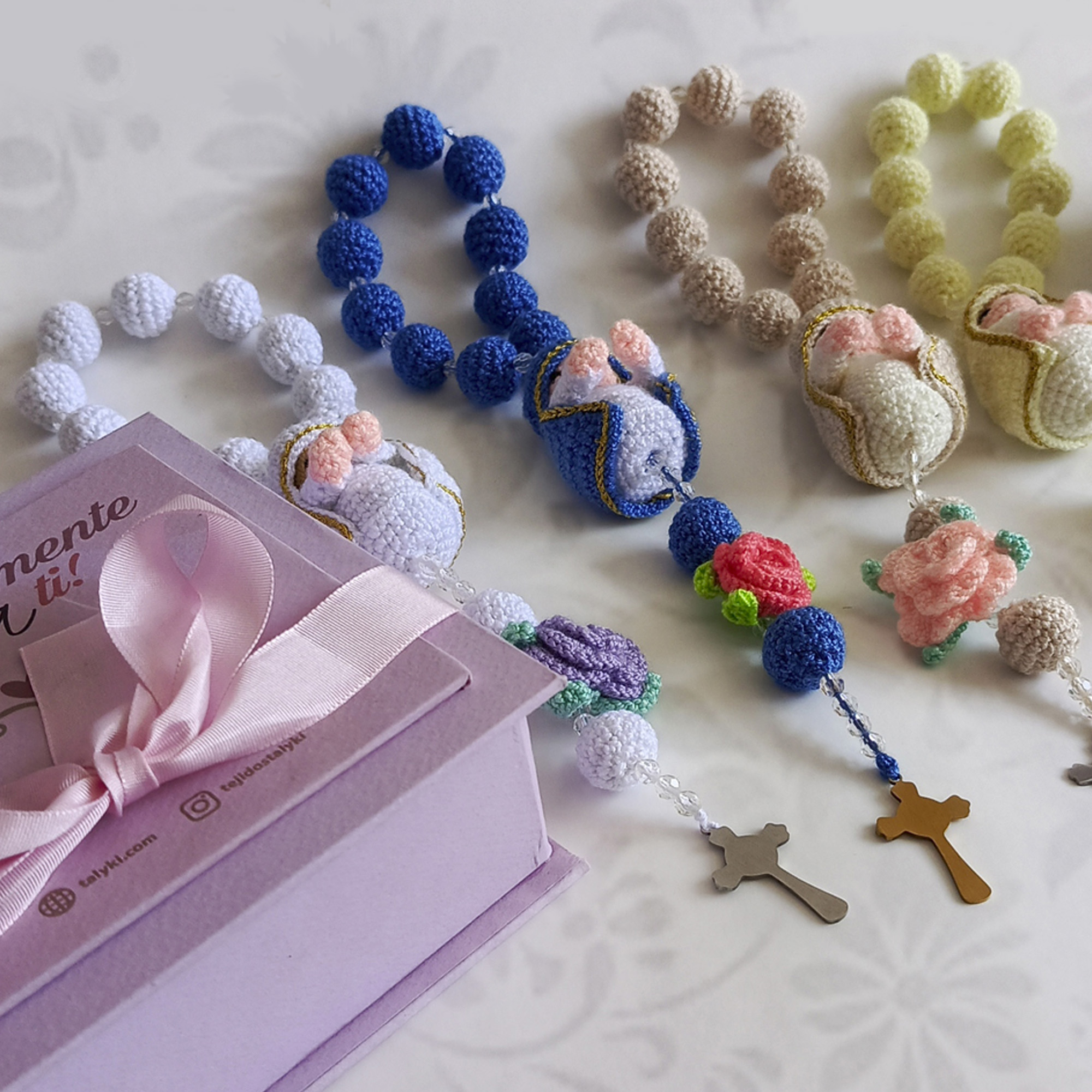 Camándula tejida a crochet, Denario tejido en crochet, denario Niño Jesús, denario virgen maría, decenario virgen maría, oración con denario tejido, Niño Jesús tejido, virgen maría tejida, tejidos religiosos a crochet, denarios tejidos a mano, camándula con niño jesús, regalos personalizados tejidos, regalos diferentes, regalos para mamá, regalos de cumpleaños, regalos para madres, artesanías colombianas, artesanías tejidas, Virgen María tejida. Tejidos personalizados. Talykí Tienda de regalos, Taller de Tejidos y diseño textil en Bogotá