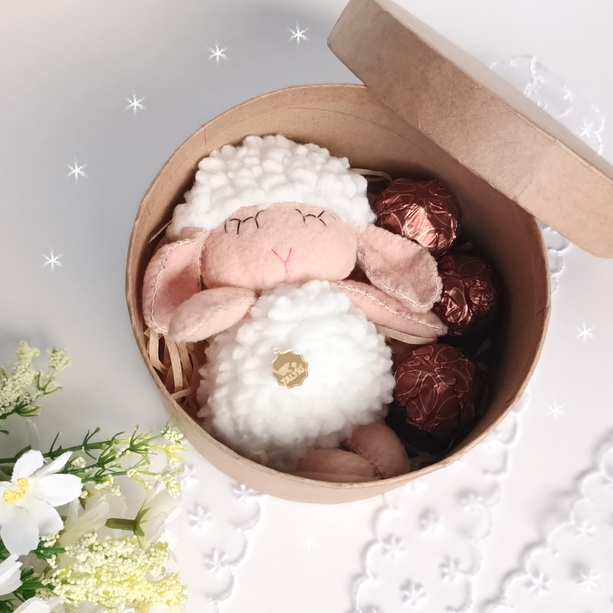 Regalos, regalos diferentes, oveja, oveja en tela, muñeco de compañía, muñeco de aoega, regalos para novios, regalos para sacerdores, regalos católicos, buen pastor, día del buen pastor, Jesús, regalo sorpresa, chocolates, kit de regalo, cumpleaños, bodas de lana, aniversario, mamá, día de la madre. Talykí Tienda de regalos, tejidos y textil, artesanías.