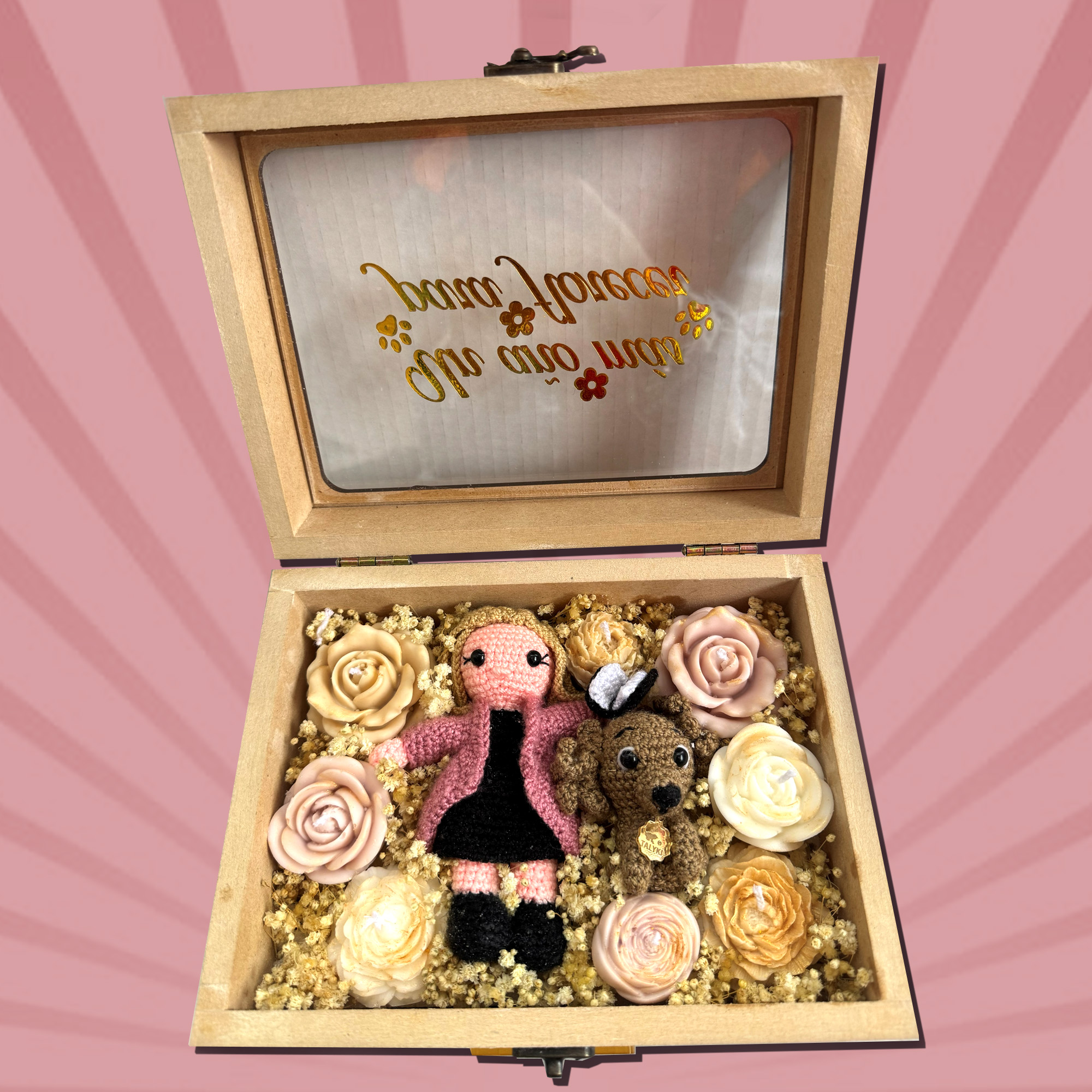 Caja de regalo, amigurumi, profesiones, muñeco de una profesión, velas en cera de soya, velas aromáticas, velas decorativas, regalo artesanal, regalos para mujeres, perro tejido, caja sorpresa, regalo sorpresa, regalos bogotá, tejidos personalizados. Talykí tienda de regalos, tejidos y textil