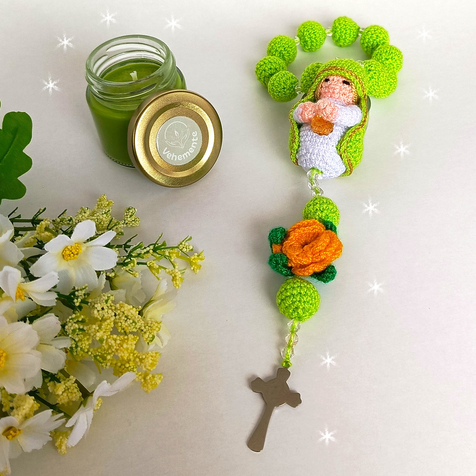 Camándula tejida a crochet, Denario tejido en crochet, denario Niño Jesús, denario virgen maría, decenario virgen maría, oración con denario tejido, Niño Jesús tejido, virgen maría tejida, tejidos religiosos a crochet, denarios tejidos a mano, camándula con niño jesús, regalos personalizados tejidos, regalos diferentes, regalos para mamá, regalos de cumpleaños, regalos para madres, artesanías colombianas, artesanías tejidas, Virgen María tejida. Tejidos personalizados. Talykí Tienda de regalos, Taller de Tejidos y diseño textil en Bogotá